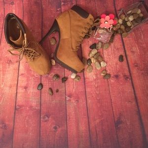 🌻Charlotte Russe Lace-up Ankle Booties🌻